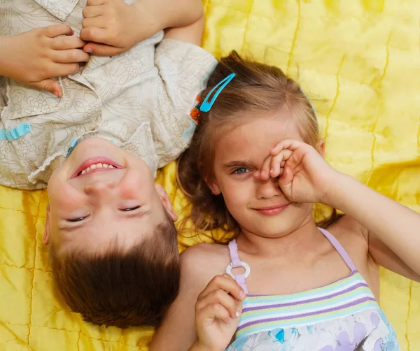 Mignon garçon et fille couché sur couverture — Photo