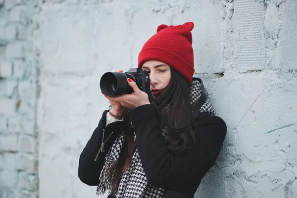 Joven hermosa chica con sombrero rojo —  Fotos de Stock