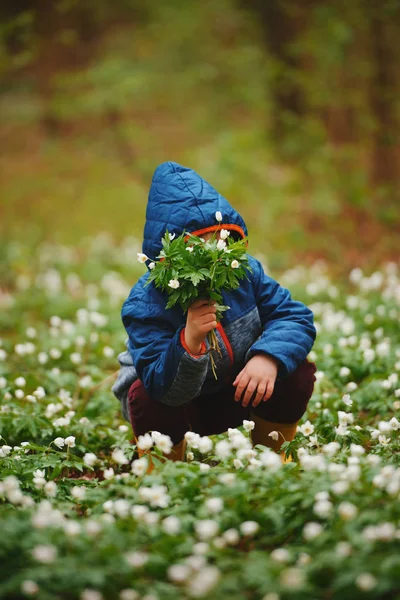 Petit garçon dans la forêt printanière avec beaucoup de fleurs — Photo