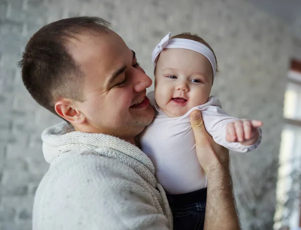 Lycklig far med söt baby — Stockfoto