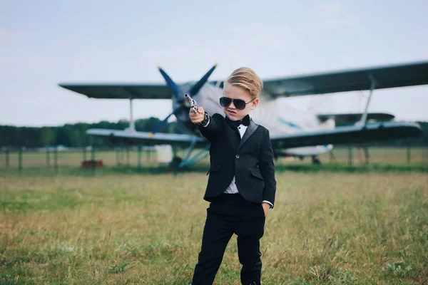 Pequeno menino jogar agente secreto — Fotografia de Stock