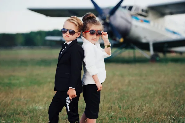 Joven chico y chica jugando espía — Foto de Stock