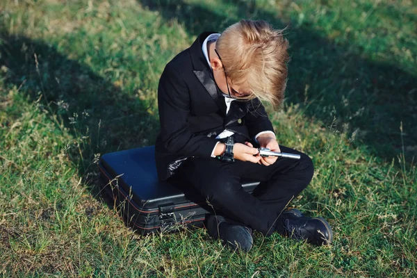 Pequeno menino jogar agente secreto — Fotografia de Stock