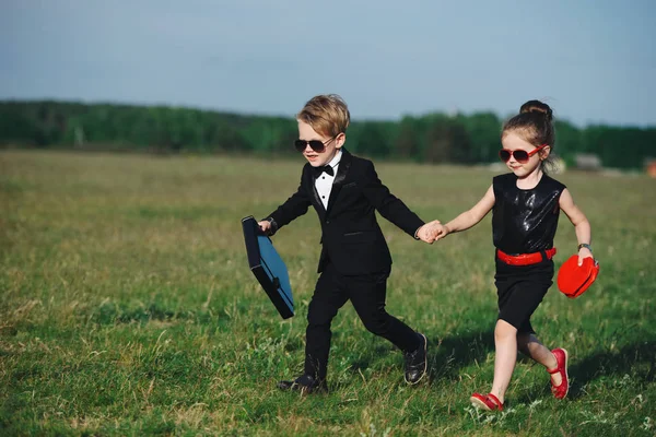 Young boy and girl playing spy — Stock Photo, Image