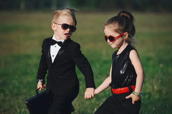 Ung pojke och flicka som leker spion — Stockfoto