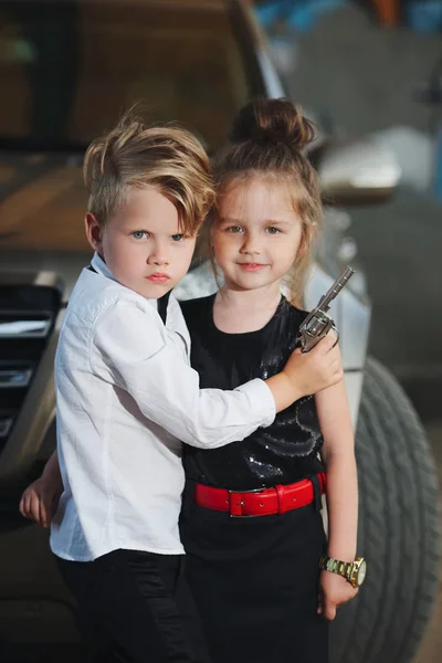 Jeune garçon et fille jouer espion — Photo