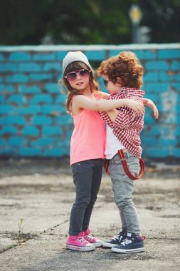 iki sevimli hipsters açık havada