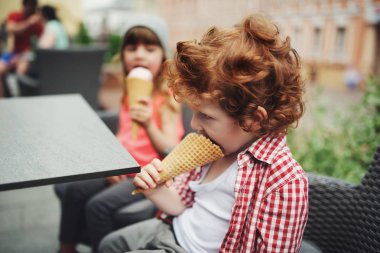 iki sevimli hipsters dondurma yeme