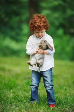 çimenlerin üzerinde tavşan ile küçük çocuk