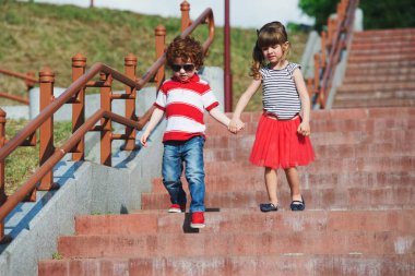 merdiven üzerinde şirin küçük çocuklar