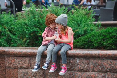 şirin hipsters parkta kokteyl içme