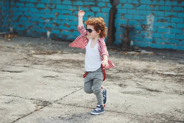 Ładny mały chłopiec hipster ucieka — Zdjęcie stockowe