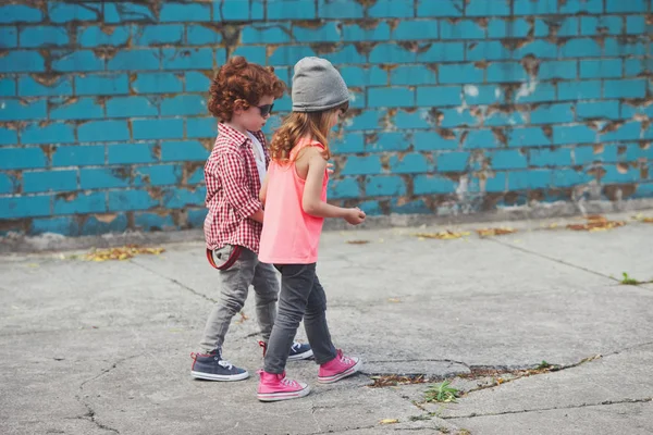 Dos lindo poco corriendo hipsters —  Fotos de Stock