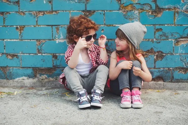 Foto van twee schattige hipsters — Stockfoto