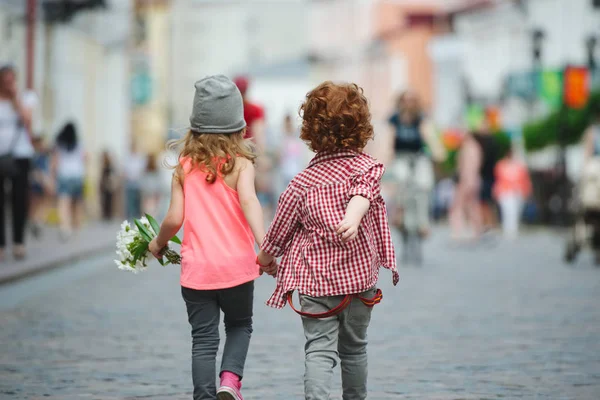 Dois pequenos hipsters fofos fugindo — Fotografia de Stock