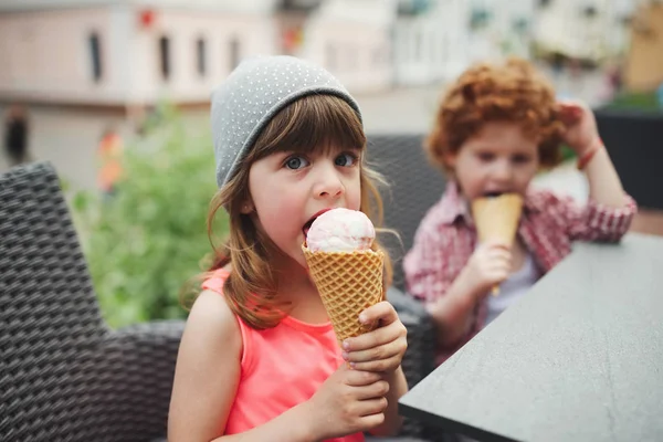 iki sevimli hipsters dondurma yeme