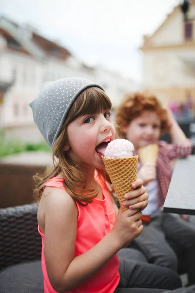 Two cute hipsters eating icecream — Stock Photo, Image