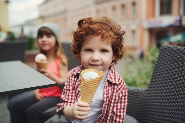 Two cute hipsters eating icecream — Stock Photo, Image