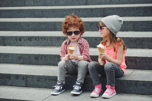Dois hipsters bonitos comendo gelado — Fotografia de Stock