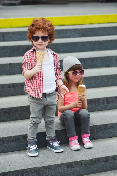 Due simpatici hipster che mangiano gelato — Foto Stock