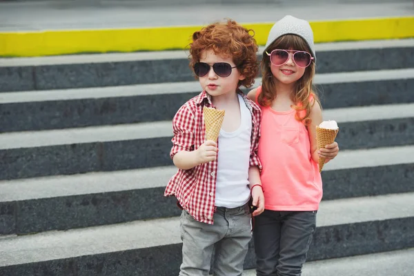 Due simpatici hipster che mangiano gelato — Foto Stock