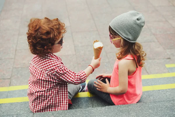 Dois hipsters bonitos comendo gelado — Fotografia de Stock