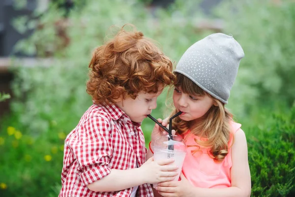 Carino hipster bere cocktail nel parco — Foto Stock