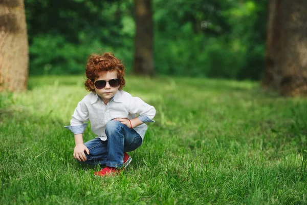 잔디에 현대 소년 — 스톡 사진
