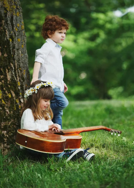 Sevimli küçük çocuklar gitar çalmak — Stok fotoğraf