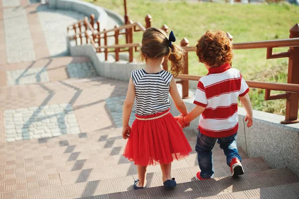 Lindos niños pequeños en la escalera — Foto de Stock