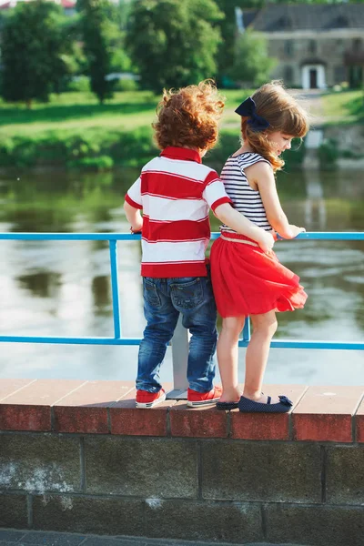 Sevimli küçük sarılma çocuklar Promenade — Stok fotoğraf