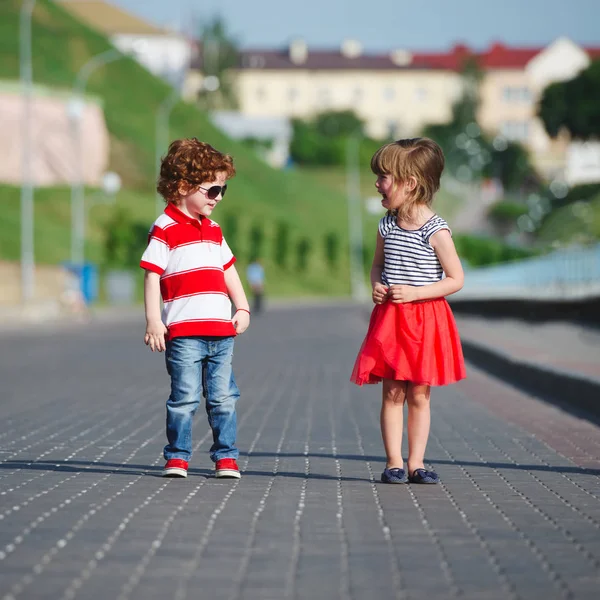 Ragazzo felice e piangendo ragazza — Foto Stock