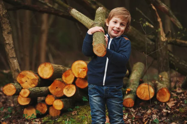 Petit bûcheron doux dans la forêt d'automne — Photo