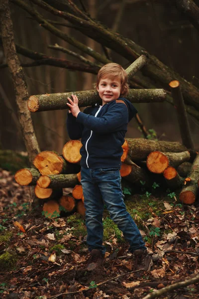 Kleine zoete houthakker in herfst bos — Stockfoto