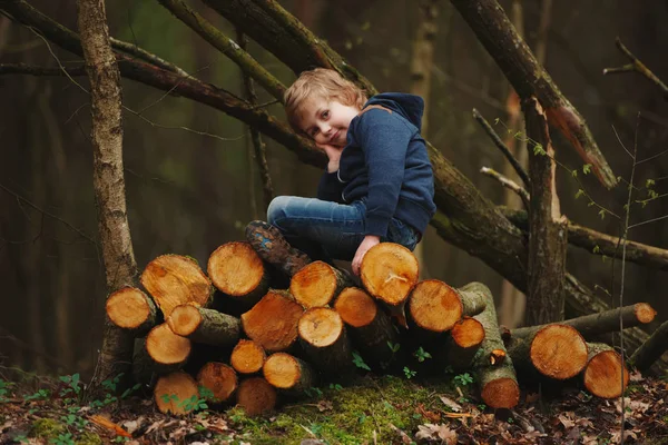 Pequeno lenhador doce na floresta de outono — Fotografia de Stock