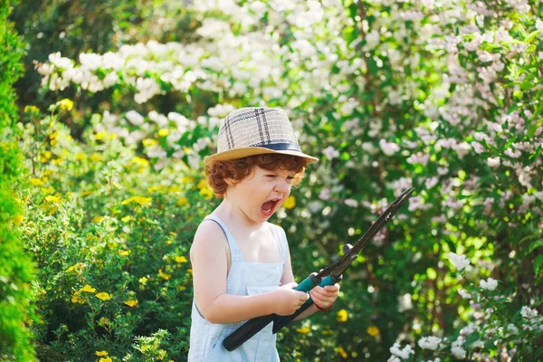 Petit garçon arrosant le jardin avec un tuyau — Photo