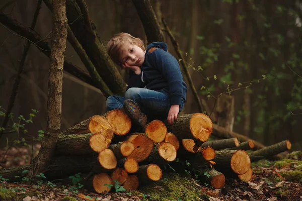 Petit bûcheron doux dans la forêt d'automne — Photo