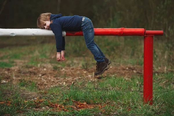 Menino brincalhão com barreira — Fotografia de Stock