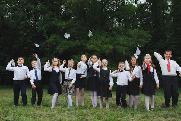 Jeunes garçons et filles en uniforme à l'extérieur — Photo