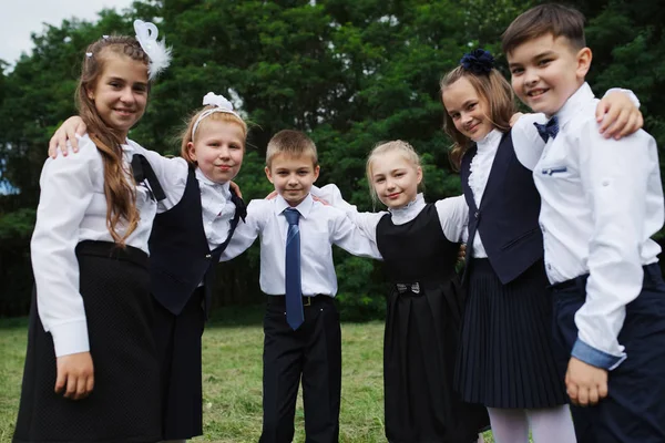 Jungen und Mädchen in Uniform im Freien — Stockfoto