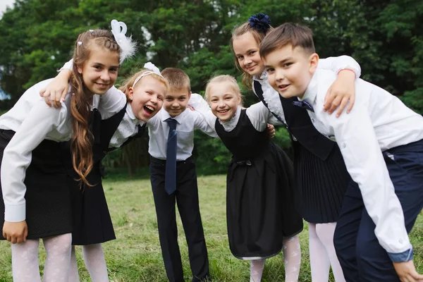 Niños y niñas en uniforme al aire libre — Foto de Stock