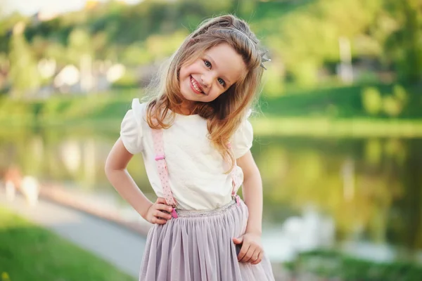Χαριτωμένο κοριτσάκι στο πάρκο του καλοκαιριού — Φωτογραφία Αρχείου