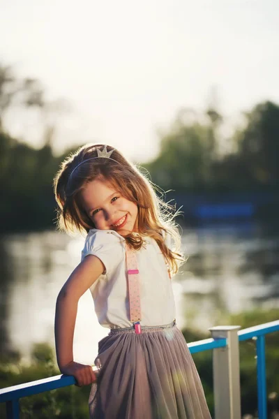 Carina bambina nel parco estivo — Foto Stock