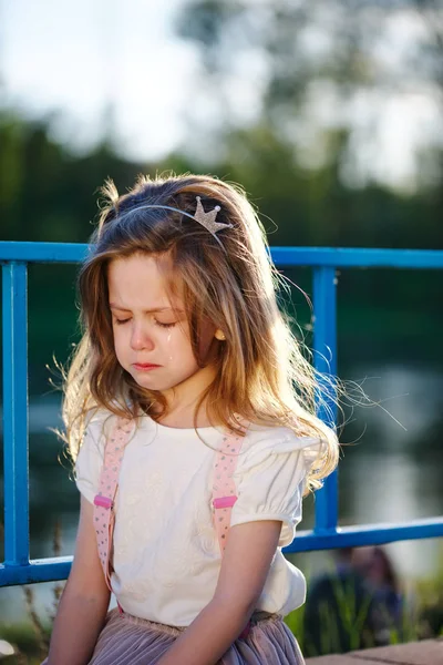 Милая маленькая плачущая девочка — стоковое фото
