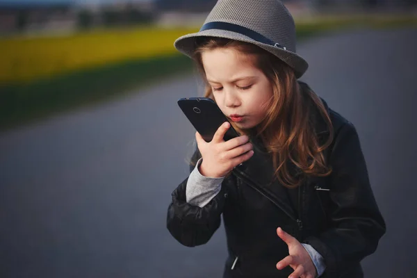 Niña divertida con teléfono inteligente — Foto de Stock