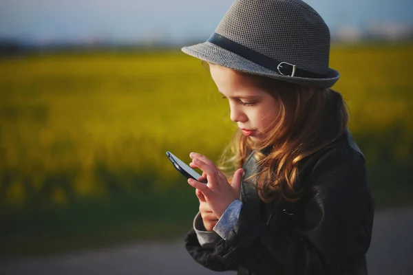 Niña divertida con teléfono inteligente — Foto de Stock