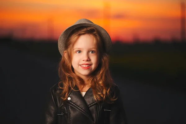 Little girl with hat on evening sunset — Stock Photo, Image