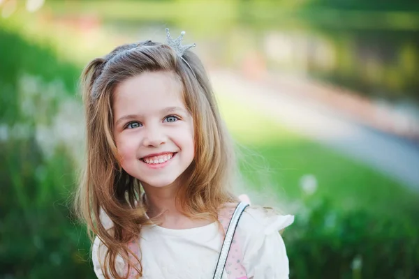 Schattig klein meisje in de zomer park — Stockfoto