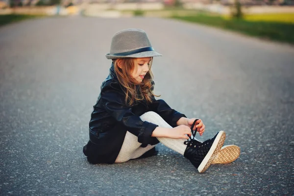 Beautiful girl modern fashionable look — Stock Photo, Image