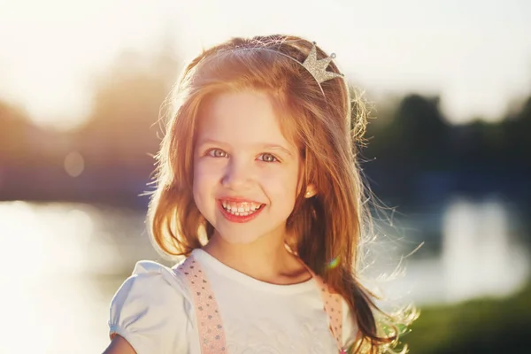 Roztomilá holčička v letním parku — Stock fotografie
